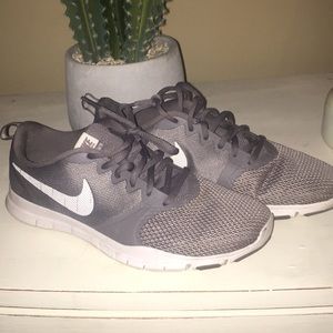 Nike Flex Essential TR Tennis Shoes
